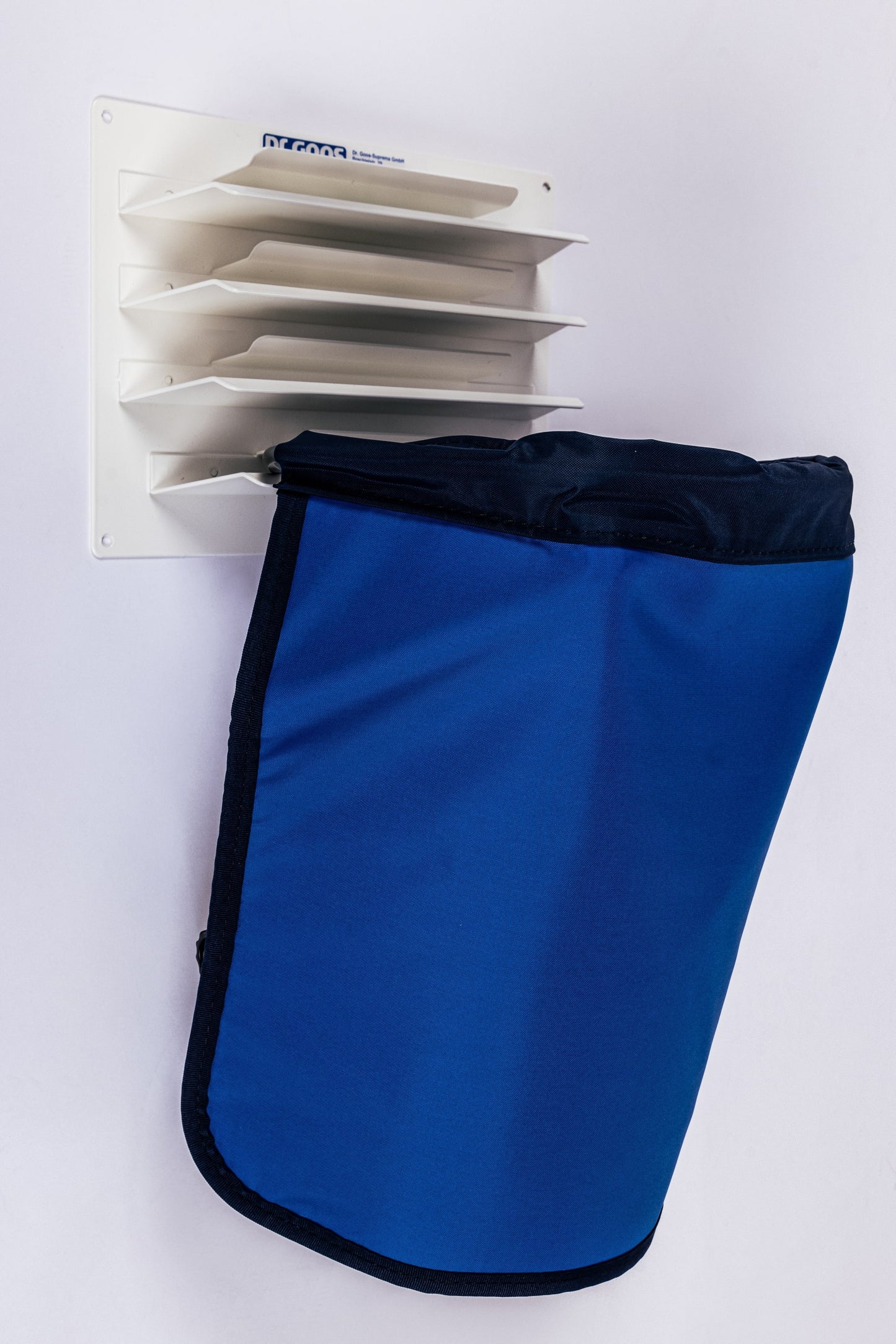 Wandaufhänger für 4 Halbröntgenschürzen mit Hüftspannbügel Modell WHSP, Wall hanger for 4 half X-ray aprons with hip clamp model WHSP - Dr. Goos Suprema GmbH